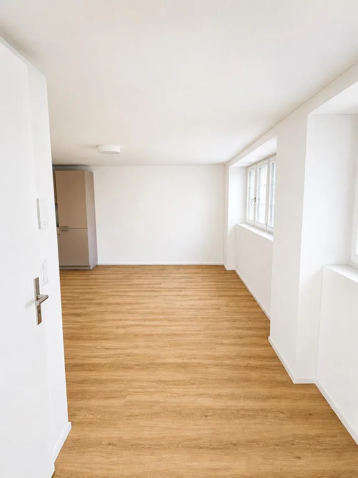 Kernsanierte 2.5 Zimmer-Wohnung mit grossem, gedeckten Balkon und Lift