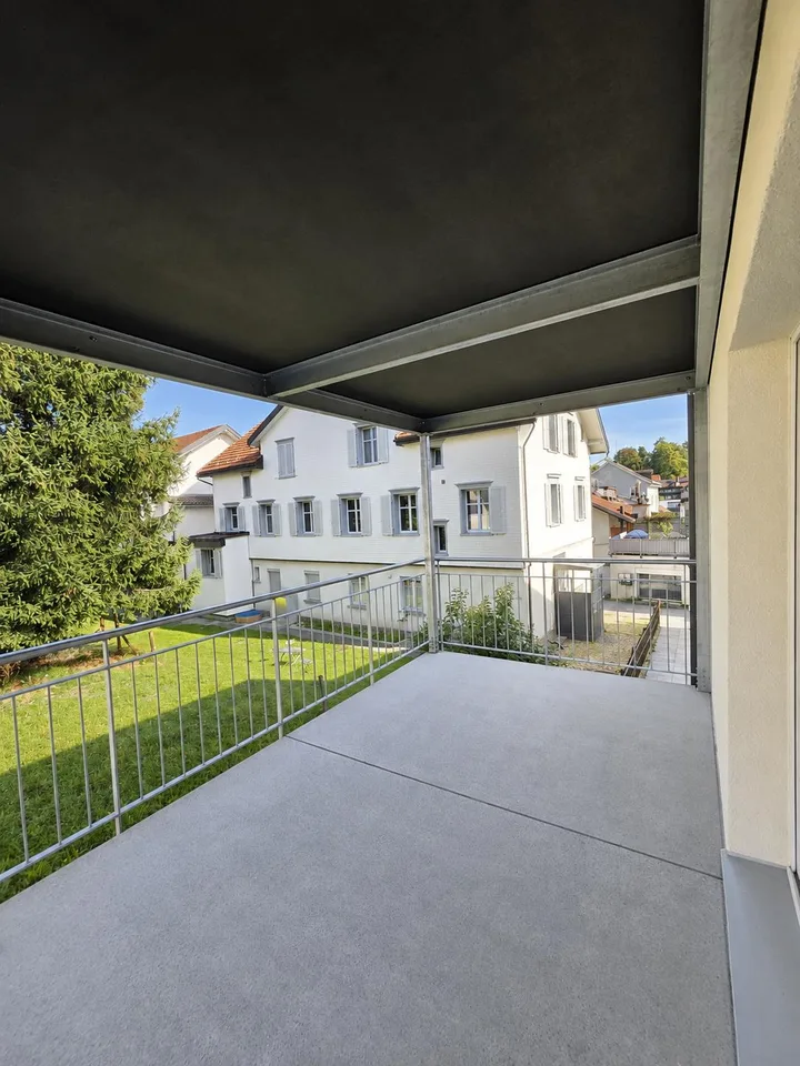 Kernsanierte 2.5 Zimmer-Wohnung mit grossem, gedeckten Balkon und Lift