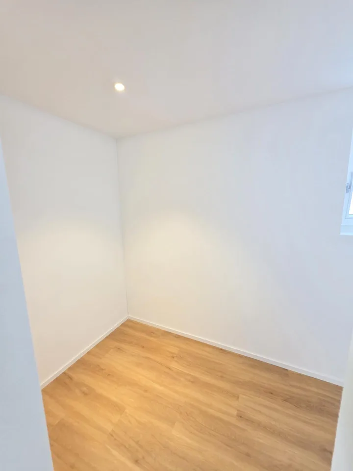 Kernsanierte 2.5 Zimmer-Wohnung mit grossem, gedeckten Balkon und Lift