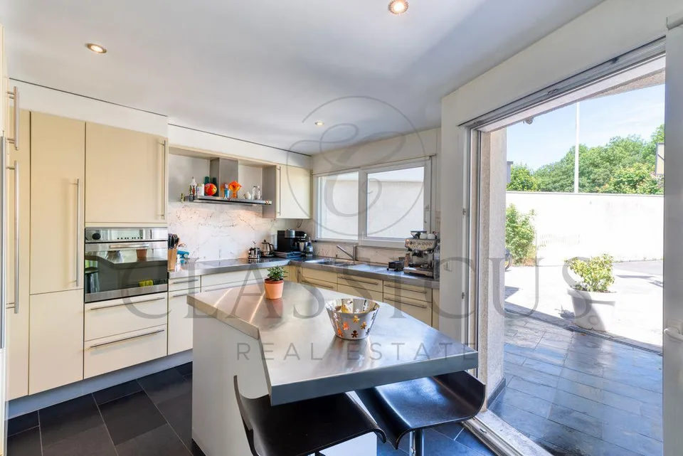Maison familiale en pignon avec jardin privatif, véranda et 4 stationnements – photo 7 sur 26