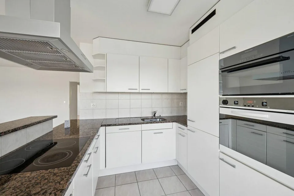 Moderne 4 1/2-Zimmer-Attika-Wohnung mit 85 m2 Terrasse und Garage i... – Foto 7 von 9
