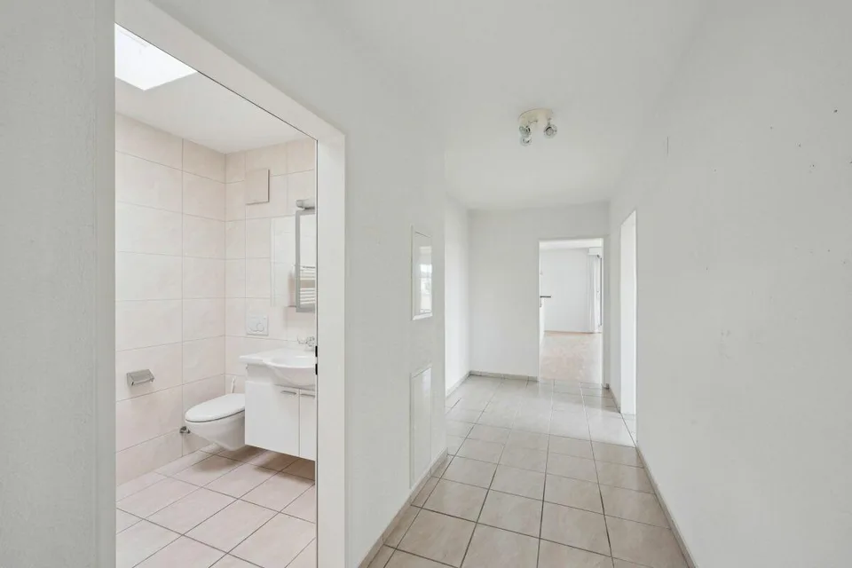 Moderne 4 1/2-Zimmer-Attika-Wohnung mit 85 m2 Terrasse und Garage i... – Foto 5 von 9