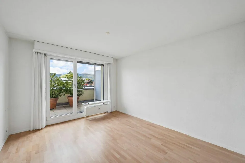 Moderne 4 1/2-Zimmer-Attika-Wohnung mit 85 m2 Terrasse und Garage i... – Foto 9 von 9