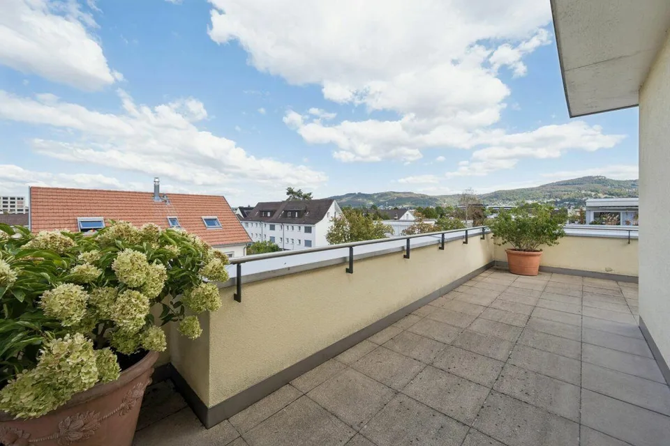 Moderne 4 1/2-Zimmer-Attika-Wohnung mit 85 m2 Terrasse und Garage i... – Foto 2 von 9