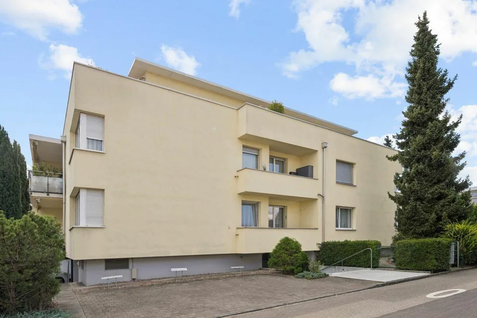 Moderne 4 1/2-Zimmer-Attika-Wohnung mit 85 m2 Terrasse und Garage i... – Foto 3 von 9