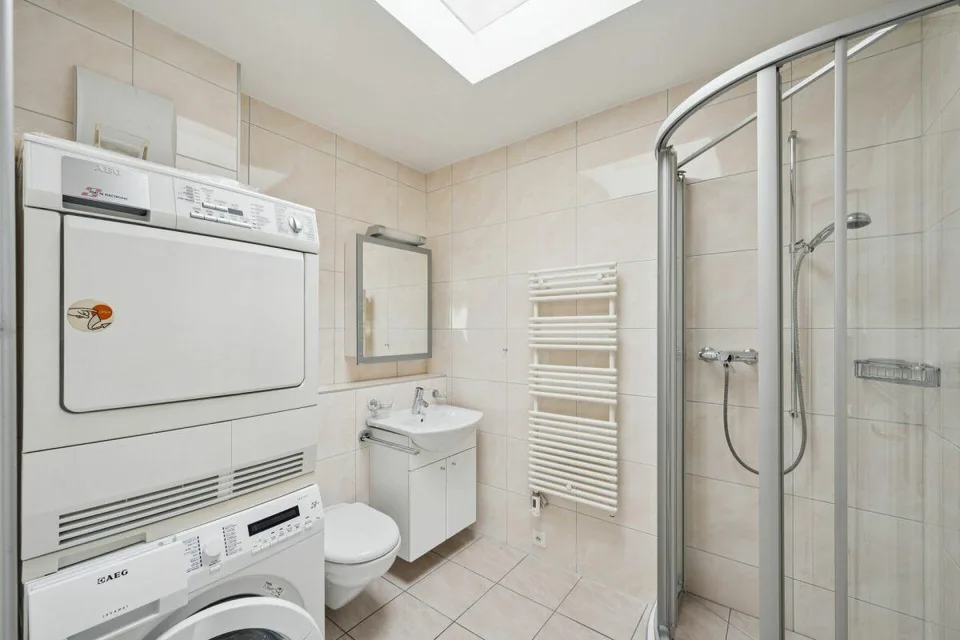 Moderne 4 1/2-Zimmer-Attika-Wohnung mit 85 m2 Terrasse und Garage i... – Foto 6 von 9