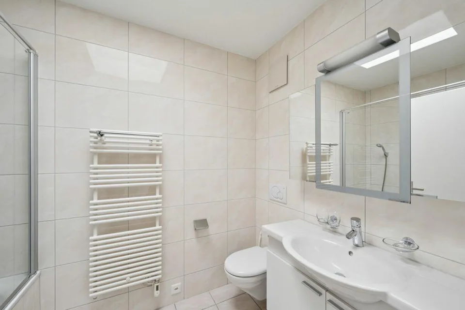 Moderne 4 1/2-Zimmer-Attika-Wohnung mit 85 m2 Terrasse und Garage i... – Foto 8 von 9
