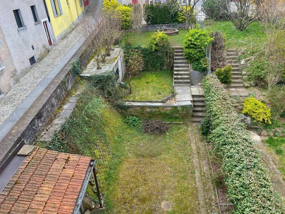 Maison de noyau charmante à louer, avec jardin