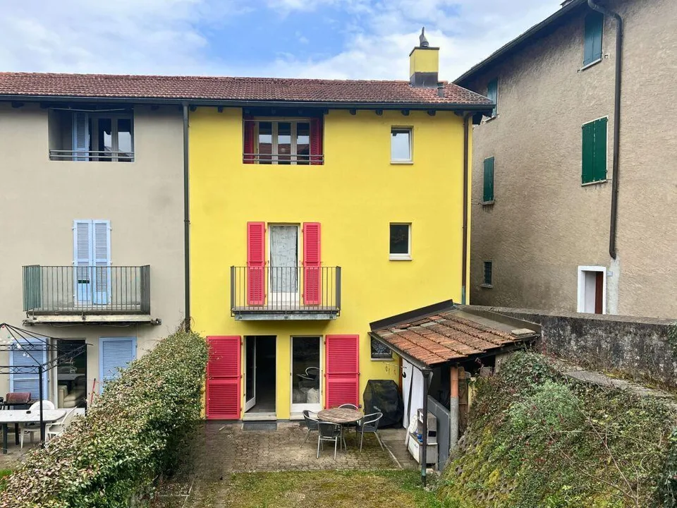 Maison de noyau charmante à louer, avec jardin