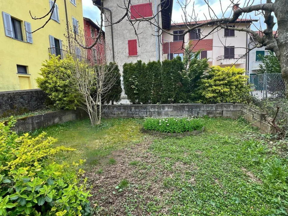 Maison de noyau charmante à louer, avec jardin