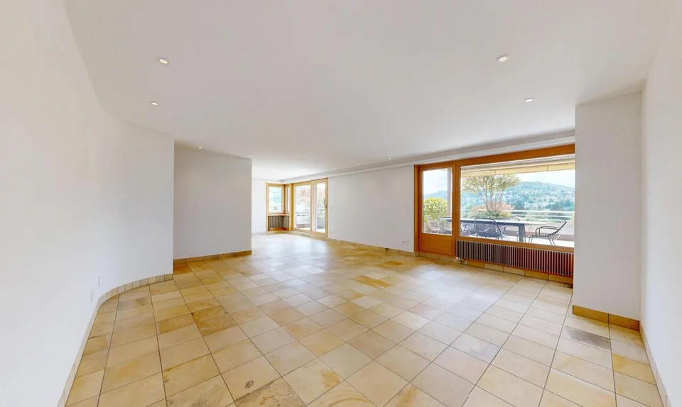 6.5 Zimmer Terrassenwohnung mit 189 m² Aussenfläche und Weitsicht – Foto 2 von 11