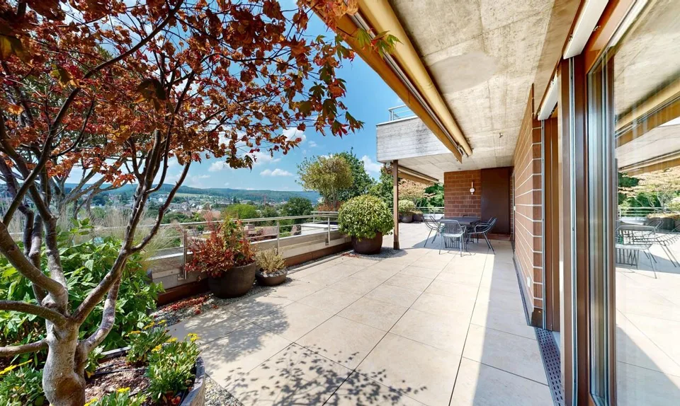 6.5 Zimmer Terrassenwohnung mit 189 m² Aussenfläche und Weitsicht – Foto 9 von 11