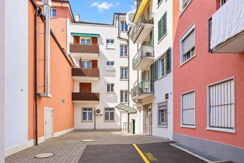 Living in the heart of Dietikon, modern, central, and with a sunny balcony