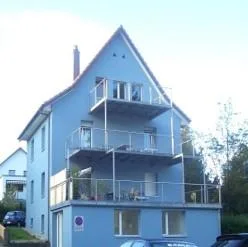schöne 2.5-Zimmer-Wohnung mit Aussicht direkt an Bushaltestelle