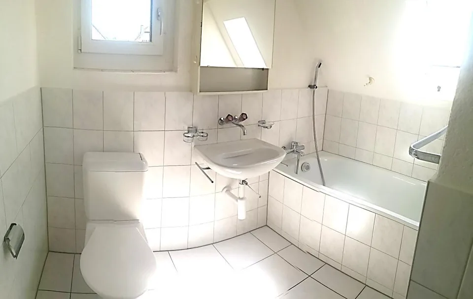 schöne 2.5-Zimmer-Wohnung mit Aussicht direkt an Bushaltestelle