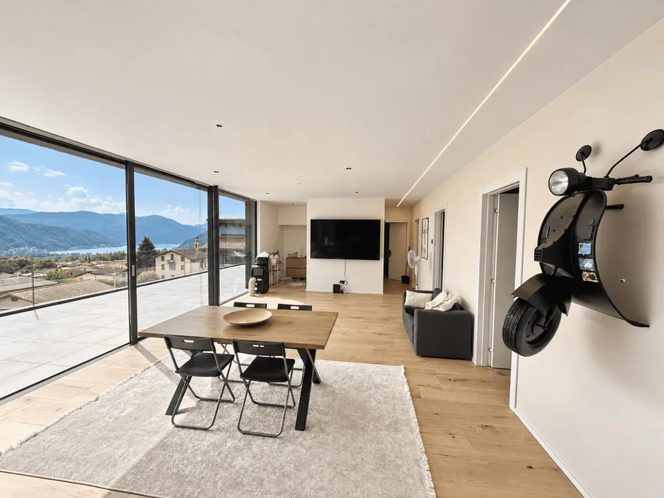 NUOVO ED AMPIO APPARTAMENTO CON LIFT PRIVATO E VISTA LAGO – foto 3 di 18