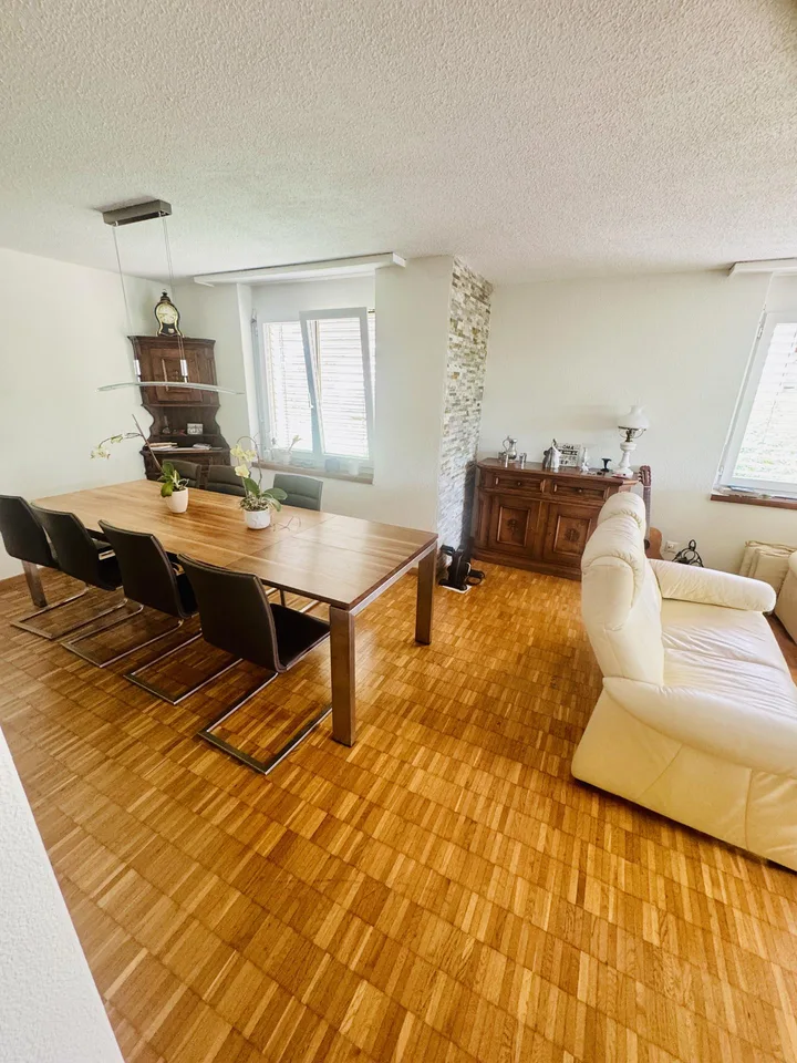 Grosszügige 2,5 Zimmer Wohnung mit Gartensitzplatz