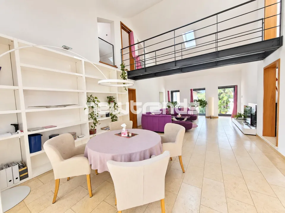 Caslano: location de villa de design lumineuse avec terrasse