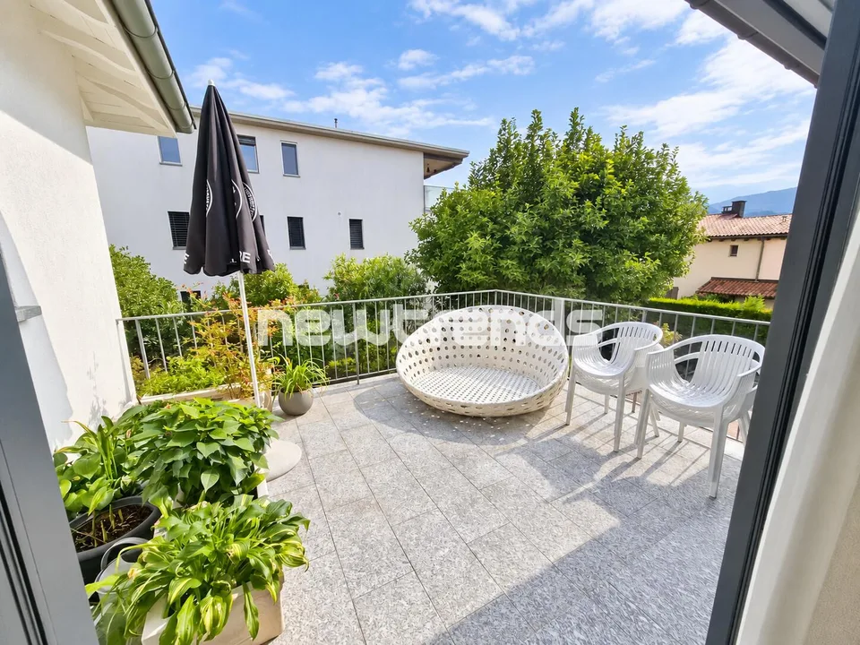 Caslano: location de villa de design lumineuse avec terrasse