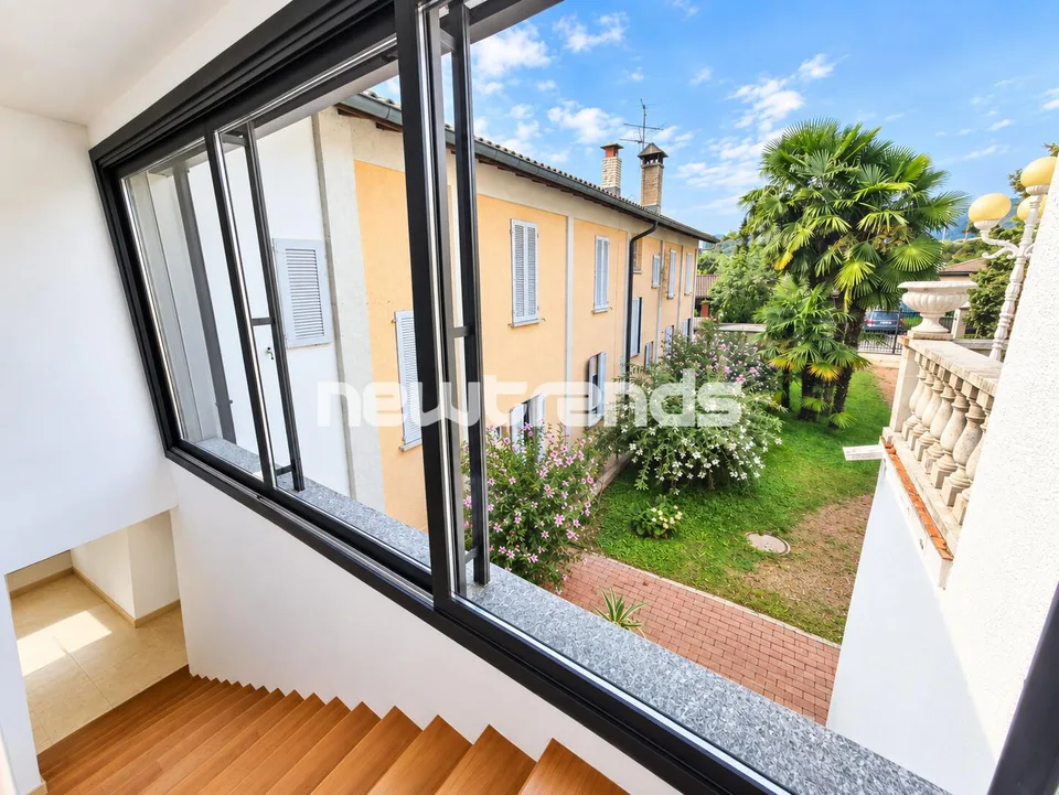 Caslano: location de villa de design lumineuse avec terrasse