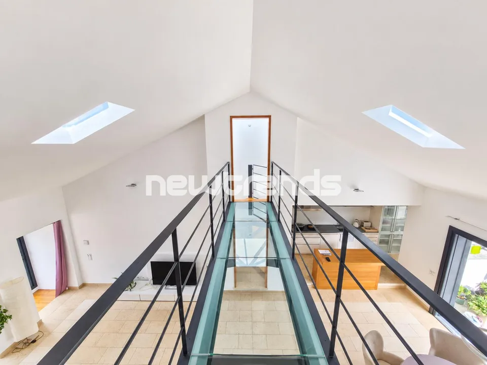 Caslano: location de villa de design lumineuse avec terrasse