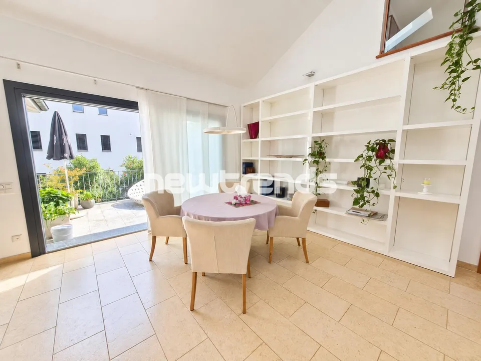 Caslano: location de villa de design lumineuse avec terrasse