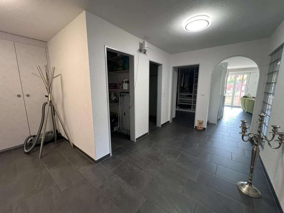 Lichtdurchflutete großzügige 4,5 Zimmer Wohnung mit Terasse zu verkauf – Foto 3 von 17