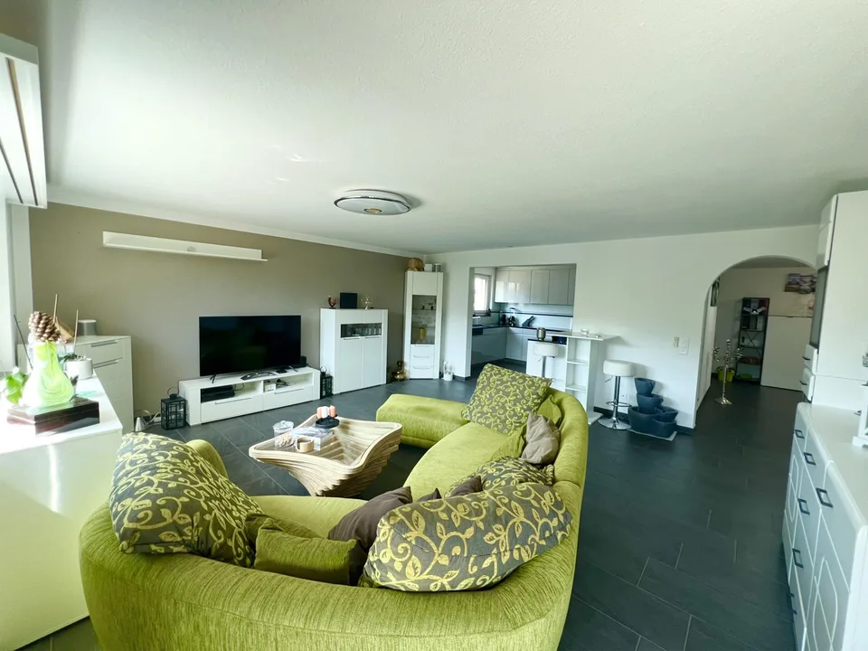 Lichtdurchflutete großzügige 4,5 Zimmer Wohnung mit Terasse zu verkauf – Foto 5 von 17