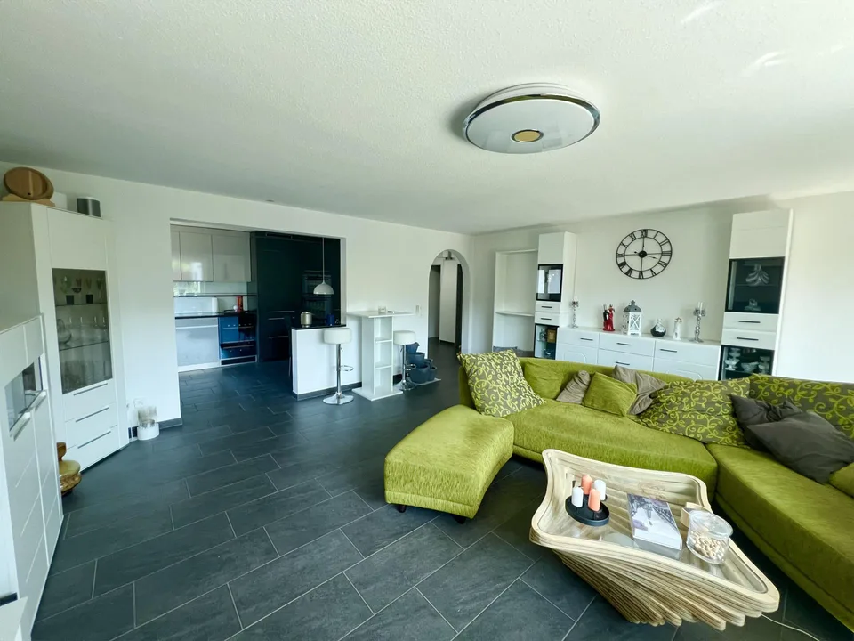 Lichtdurchflutete großzügige 4,5 Zimmer Wohnung mit Terasse zu verkauf – Foto 6 von 17