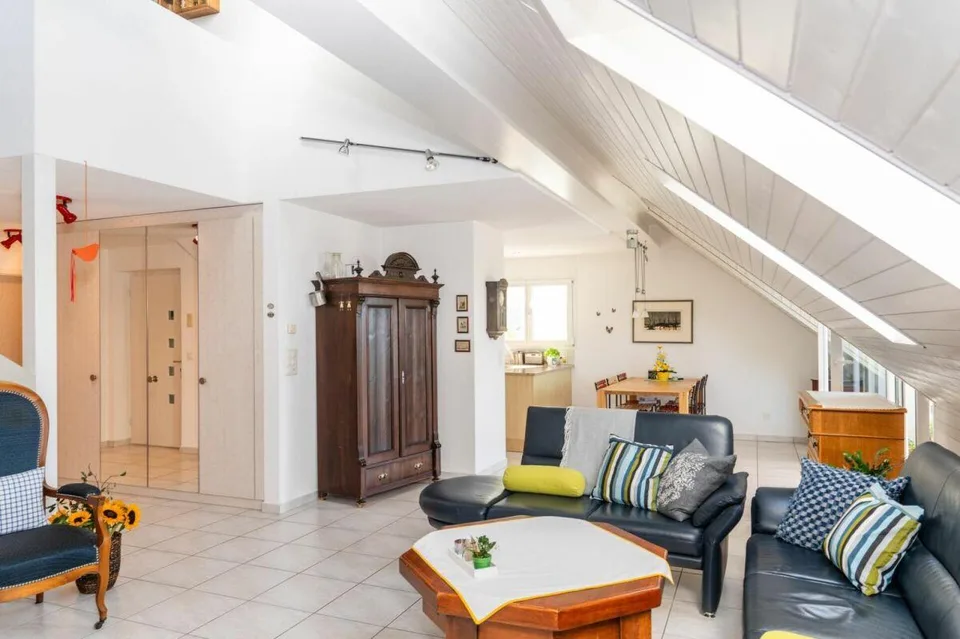 Grosse Dach-Maisonettewohnung mit Fernsicht – Foto 8 von 17