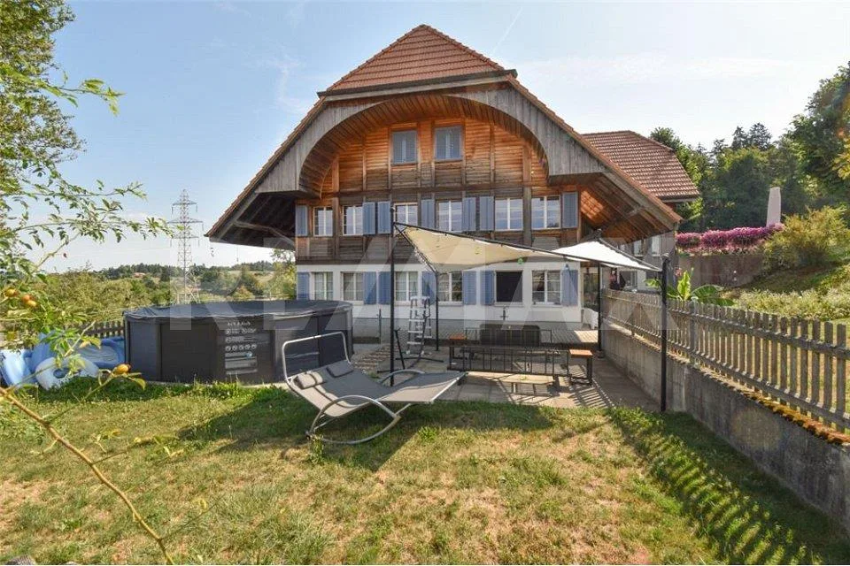 Maison de ferme massivement construite en 2001 avec 3 appartements et grenier préservé. – photo 3 sur 10