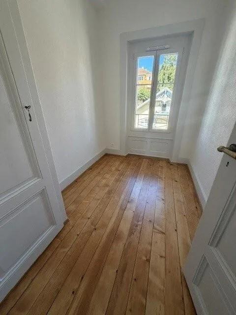 Beautiful 5-room apartment with moldings and decorative fireplace
