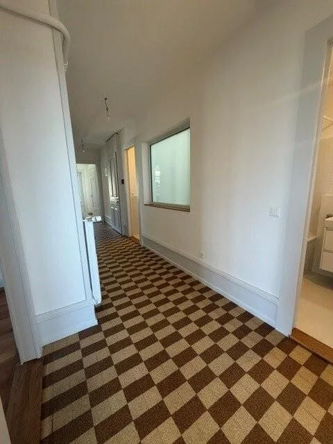 Beautiful 5-room apartment with moldings and decorative fireplace