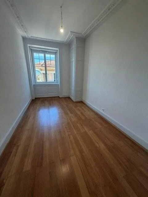 Beautiful 5-room apartment with moldings and decorative fireplace