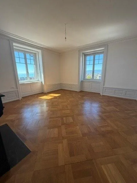 Beautiful 5-room apartment with moldings and decorative fireplace