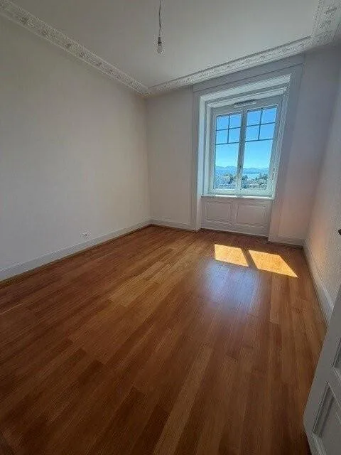 Beautiful 5-room apartment with moldings and decorative fireplace