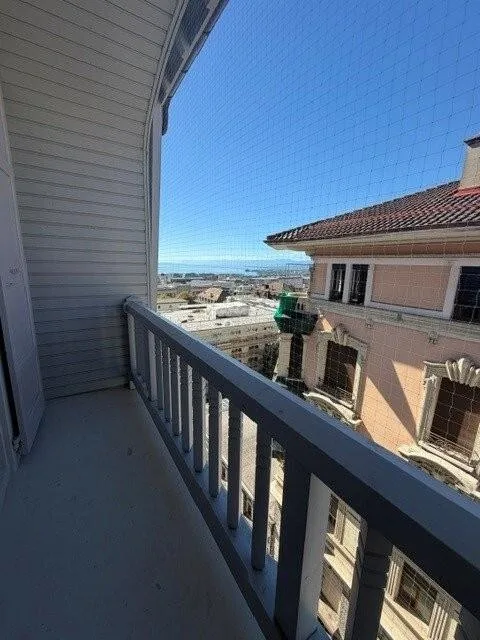 Beautiful 5-room apartment with moldings and decorative fireplace