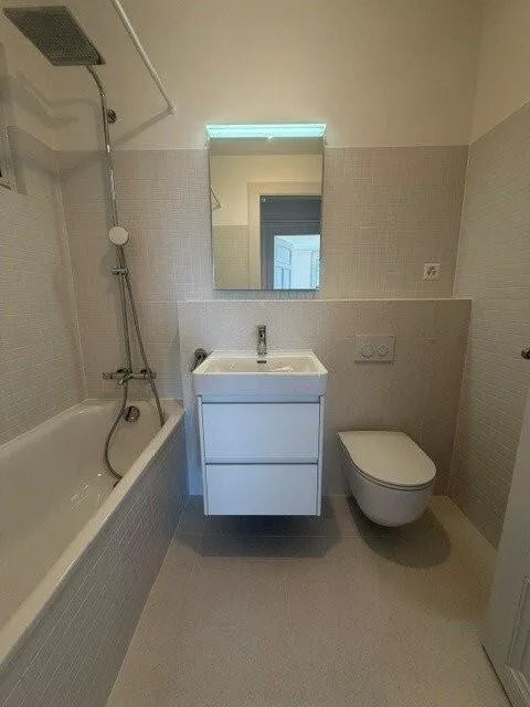 Beautiful 5-room apartment with moldings and decorative fireplace