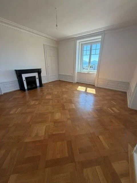 Beautiful 5-room apartment with moldings and decorative fireplace