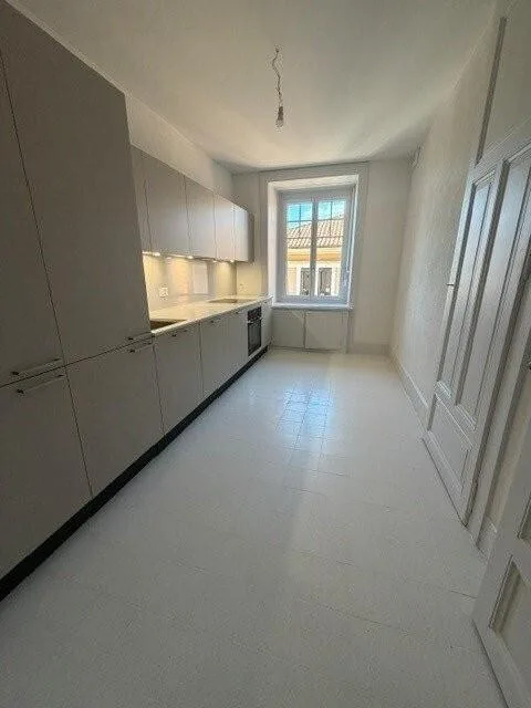 Beautiful 5-room apartment with moldings and decorative fireplace