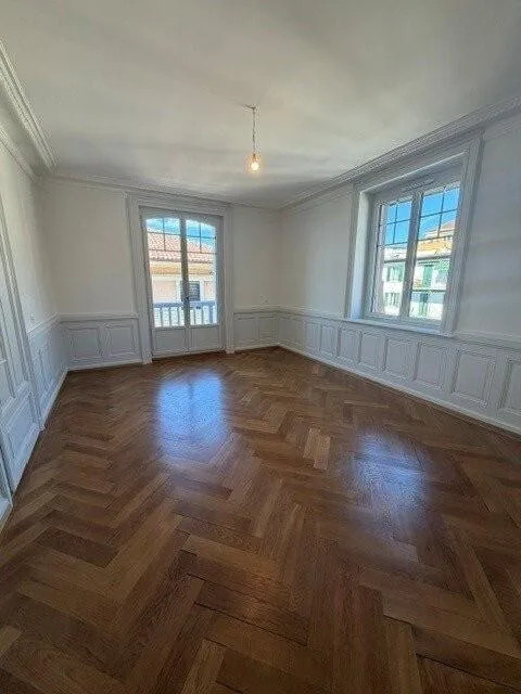 Beautiful 5-room apartment with moldings and decorative fireplace