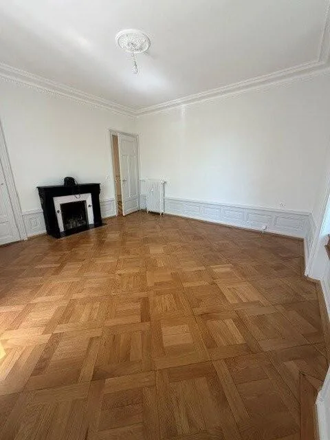 Magnificent 5-room apartment with moldings and decorative fireplace