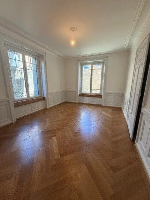 Magnificent 5-room apartment with moldings and decorative fireplace