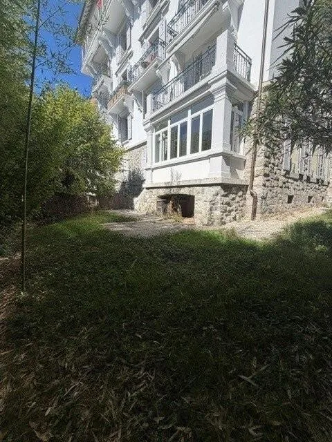 Magnificent 5-room apartment with moldings and decorative fireplace