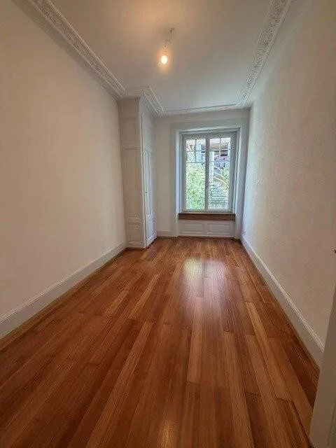 Magnificent 5-room apartment with moldings and decorative fireplace