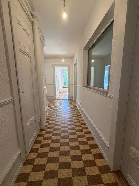 Magnificent 5-room apartment with moldings and decorative fireplace