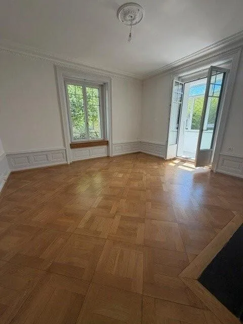 Magnificent 5-room apartment with moldings and decorative fireplace