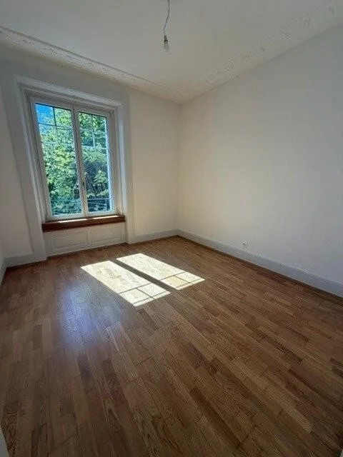 Magnificent 5-room apartment with moldings and decorative fireplace