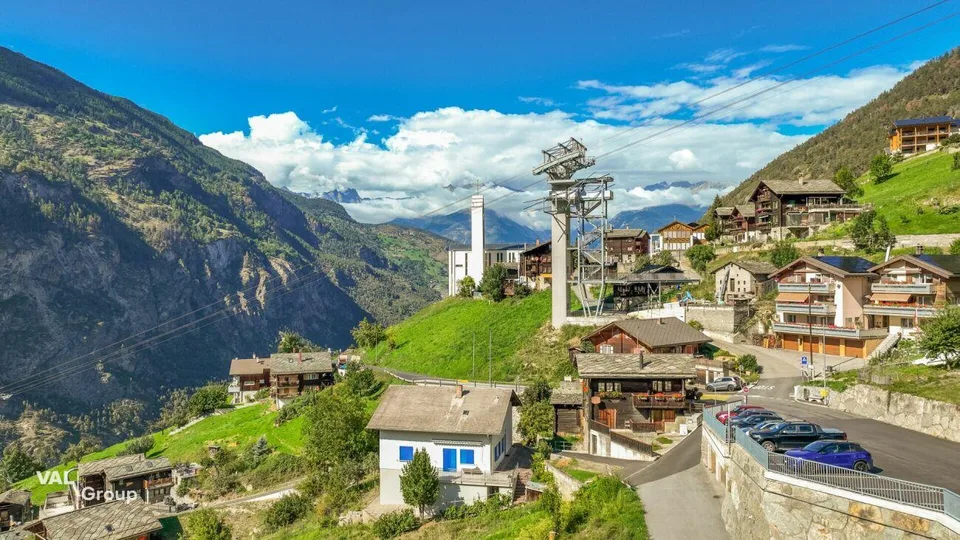 Alpines Wohngefühl mit Blick über das Tal in Staldenried