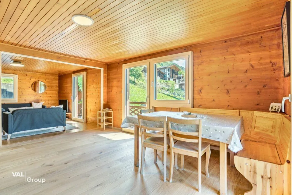 Alpines Wohngefühl mit Blick über das Tal in Staldenried